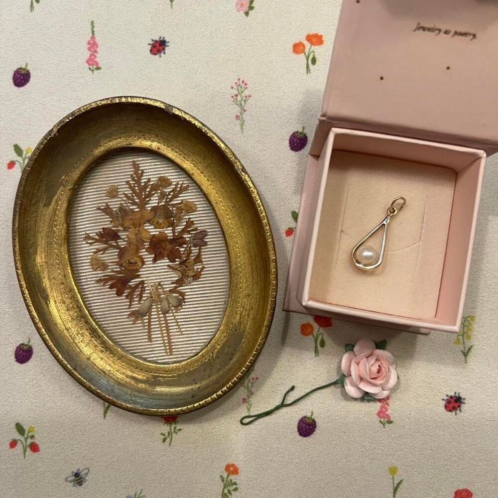 Catbird 14k Gold Pearl Drop Pendant + Holiday Flower Mini Frame 🦢